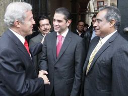 Fernando Guzmán Pérez Peláez (izq.) platicó ayer en el Congreso con los diputados Enrique Aubry (centro) y Raúl Vargas. A. CAMACHO  /