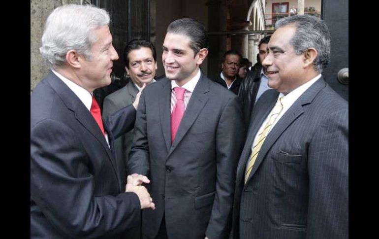 Fernando Guzmán Pérez Peláez (izq.) platicó ayer en el Congreso con los diputados Enrique Aubry (centro) y Raúl Vargas. A. CAMACHO  /