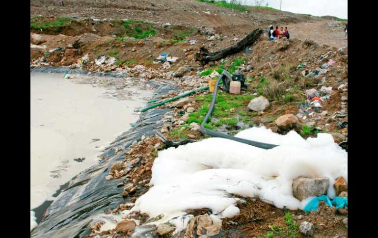 Durante un recorrido por la zona se detectaron seis puntos con graves escurrimientos de jugos de la basura. E. PACHECO  /