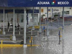 Las afectaciones por inundaciones en Nuevo Laredo han llegado hasta las instalaciones de la aduana fronteriza. AP  /