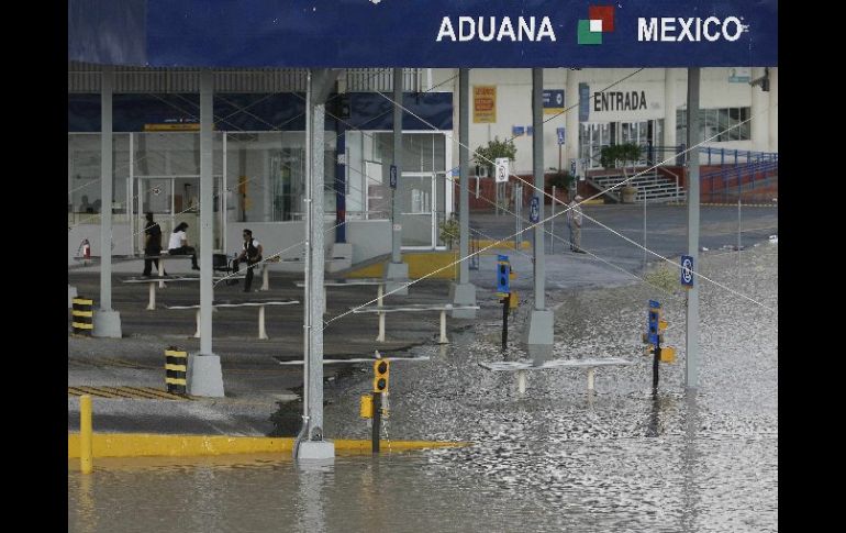 Las afectaciones por inundaciones en Nuevo Laredo han llegado hasta las instalaciones de la aduana fronteriza. AP  /