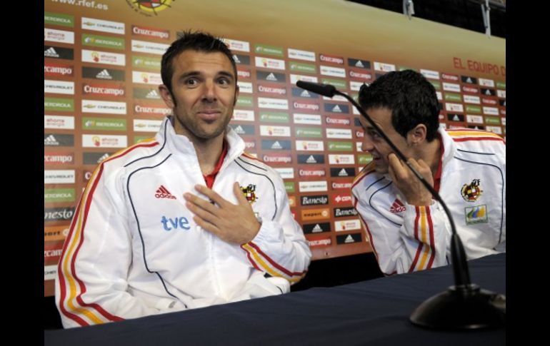 Carlos Marchena (izq.) durante una rueda de prensa. AFP  /