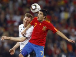 David Villa lucha por el balón contra el alemán Per Mertesacker, durante la semifinal del Mundial de Sudáfrica. REUTERS  /