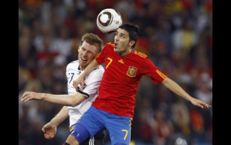 David Villa lucha por el balón contra el alemán Per Mertesacker, durante la semifinal del Mundial de Sudáfrica. REUTERS  /