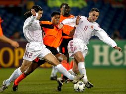 El holandés Patrick Kluivert (c), durante un partido amistoso, entre España y Holanda en el 2002. EFE  /