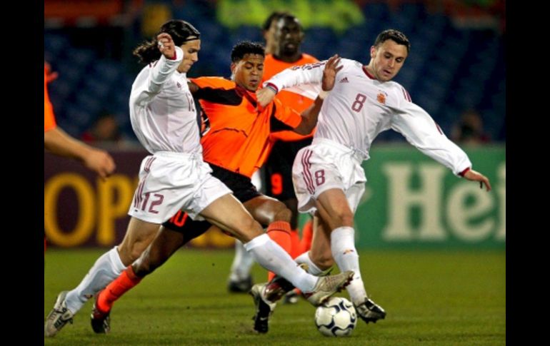 El holandés Patrick Kluivert (c), durante un partido amistoso, entre España y Holanda en el 2002. EFE  /