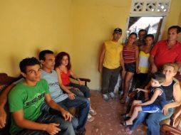 Familiares del disidente Lester González Pentón esperan su liberación. EFE  /