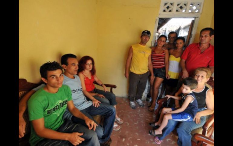 Familiares del disidente Lester González Pentón esperan su liberación. EFE  /