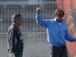 El técnico Óscar Tabárez (izq.) y Diego Lugano durante un entrenamiento de la Selección uruguaya. AFP  /