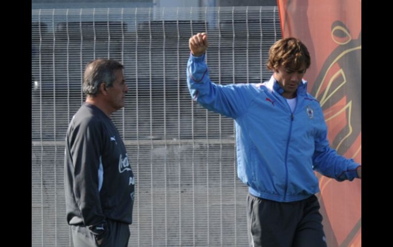 El técnico Óscar Tabárez (izq.) y Diego Lugano durante un entrenamiento de la Selección uruguaya. AFP  /