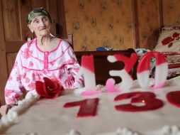 En el quinto intento, Antisa  pudo apagar todas las velas en su gran pastel de cumpleaños. AFP  /