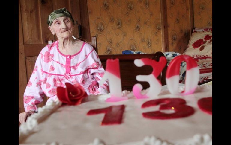 En el quinto intento, Antisa  pudo apagar todas las velas en su gran pastel de cumpleaños. AFP  /