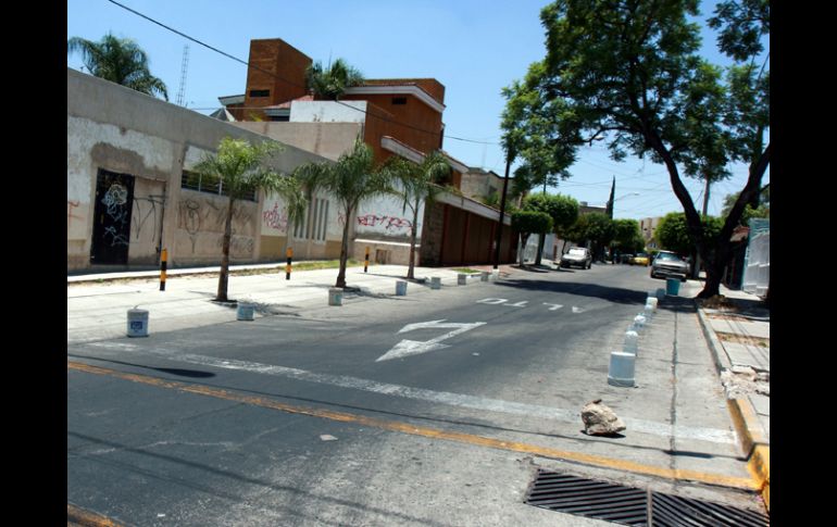 Los dueños de las calles dictan las nuevas leyes para el estacionamiento de los autos. A. GARCÍA  /