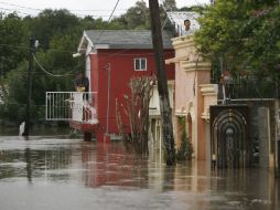 Un habitante de Nuevo Laredo saca agua del segundo piso de su casa. La crecida del Río Bravo afecta a Nuevo Laredo, Tamaulipas. AP  /