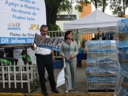 El DIF Jalisco dio el banderazo de salida de un cargamento de agua embotellada con destino al Noreste del país.  A. HINOJOSA  /