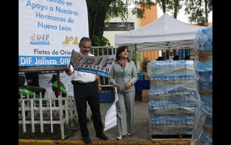 El DIF Jalisco dio el banderazo de salida de un cargamento de agua embotellada con destino al Noreste del país.  A. HINOJOSA  /