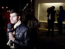 Durante toda la noche representates de medios de todo el mundo hicieron guardia afuera del hospital. AP  /