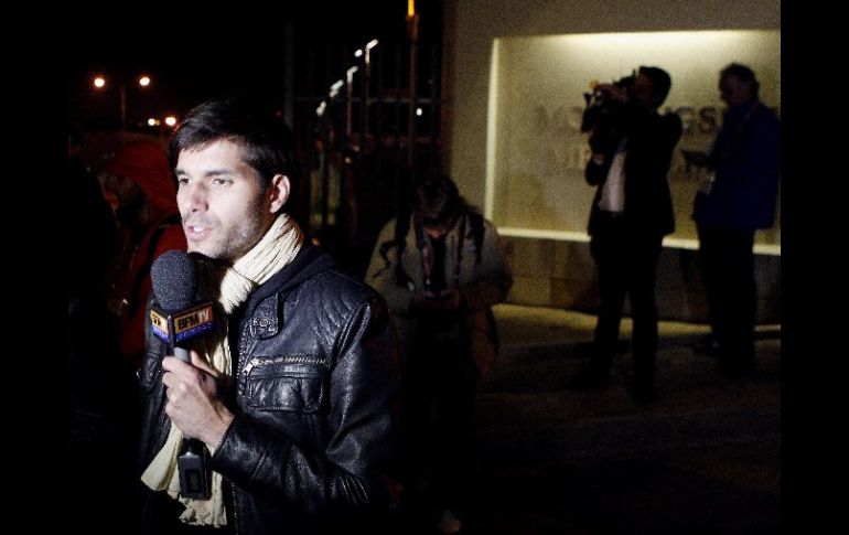 Durante toda la noche representates de medios de todo el mundo hicieron guardia afuera del hospital. AP  /