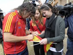 Carles Puyol dando autógrafo a sus aficionados. AFP  /