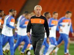 El técnico de Holanda Bert van Marwijk en el entrenamiento de hoy. AFP  /