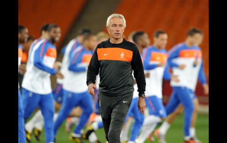 El técnico de Holanda Bert van Marwijk en el entrenamiento de hoy. AFP  /