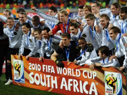 Los jugadores alemanes celebran luego de recibir sus medallas por el tercer lugar. AFP  /