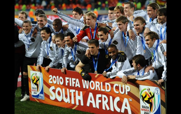 Los jugadores alemanes celebran luego de recibir sus medallas por el tercer lugar. AFP  /