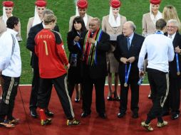 El presidente de Sudáfrica Jacob Zuma (c) entrega medalla al portero alemán Hans Joerg Butt (2-izq.) tras ganar el tercer lugar. AFP  /