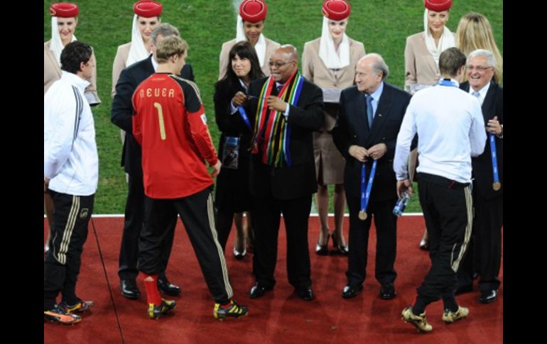 El presidente de Sudáfrica Jacob Zuma (c) entrega medalla al portero alemán Hans Joerg Butt (2-izq.) tras ganar el tercer lugar. AFP  /