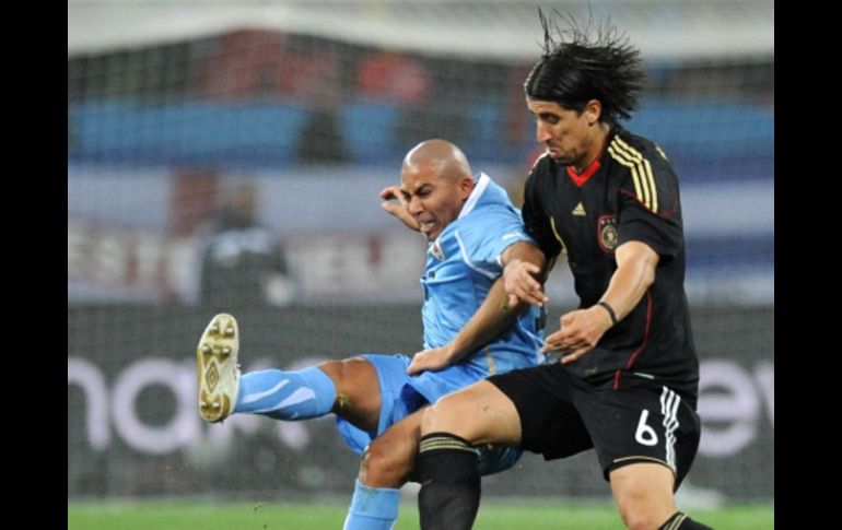 Sami Khedira (der.) durante el juego ante Uruguay. AFP  /