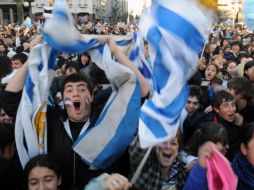 Aficionados de Uruguay celebran en Montevideo. AFP  /