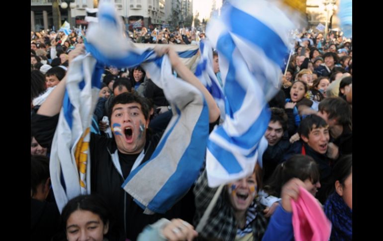 Aficionados de Uruguay celebran en Montevideo. AFP  /