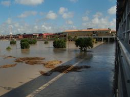 Las aguas del Río Bravo se elevaron en la zona de los puentes que conectan Nuevo Laredo, Tamaulipas, con Laredo, Texas.EFE  /