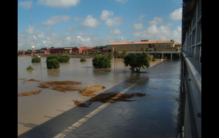 Las aguas del Río Bravo se elevaron en la zona de los puentes que conectan Nuevo Laredo, Tamaulipas, con Laredo, Texas.EFE  /