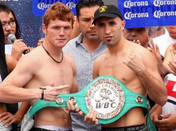 Saúl Álvarez y Luciano Cuello disputan el título ene la Arena VFG. MEXSPORT  /