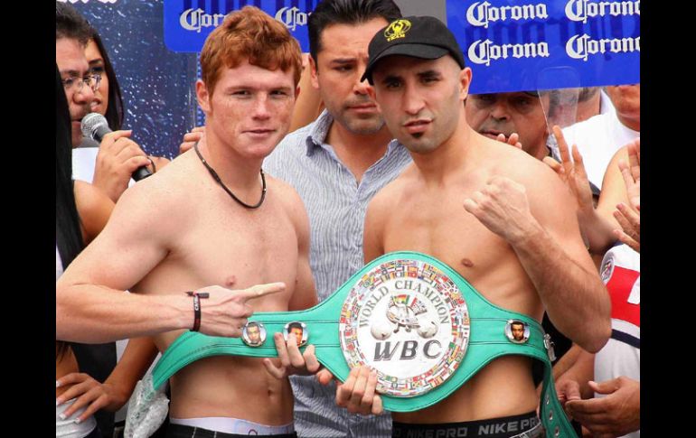 Saúl Álvarez y Luciano Cuello disputan el título ene la Arena VFG. MEXSPORT  /