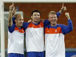 Robben, van Bommel y Kuyt durante el entrenamiento de cara a la Final de Sudáfrica. EFE  /