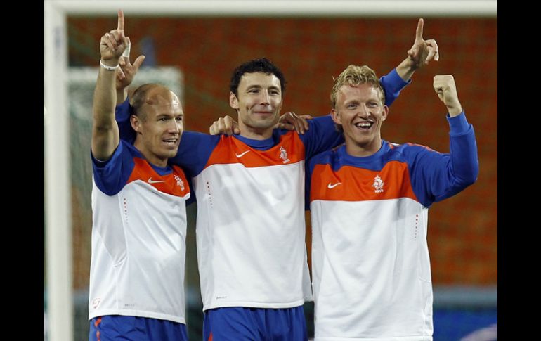 Robben, van Bommel y Kuyt durante el entrenamiento de cara a la Final de Sudáfrica. EFE  /