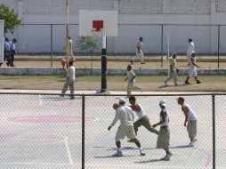 Convictos de la prisión de Puente Grande en Jalisco, juegan un partido de basquetbol en uno de los patios del (Cefereso). ARCHIVO  /