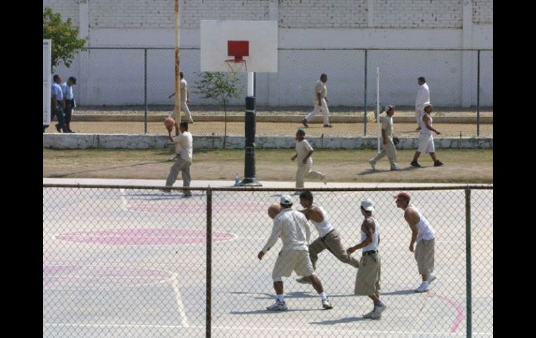 Convictos de la prisión de Puente Grande en Jalisco, juegan un partido de basquetbol en uno de los patios del (Cefereso). ARCHIVO  /