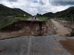 Residentes observan la carretera afectada en el tramo del Cañón de la Carbonera, en Coahuila. EFE  /