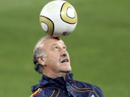 Vicente del Bosque controla un balón durante el entrenamiento. EFE  /