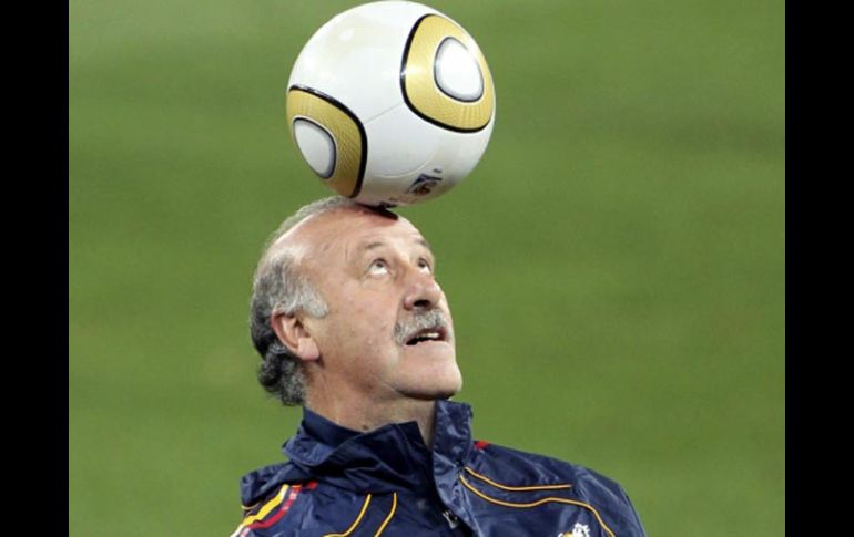 Vicente del Bosque controla un balón durante el entrenamiento. EFE  /