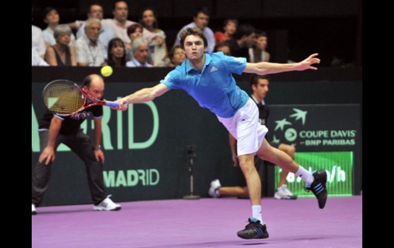 El francés Gilles Simon devuelve una pelota a su contrincante español. AFP  /