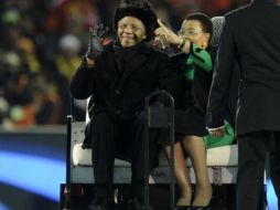 Nelson Mandela saluda a los aficionados en la clausura del Mundial de Sudáfrica 2010. AP  /