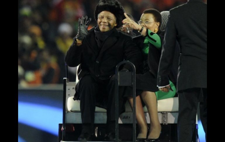 Nelson Mandela saluda a los aficionados en la clausura del Mundial de Sudáfrica 2010. AP  /