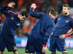 Los jugadores españoles calientan muinutos antes de que comience el partido. AFP  /