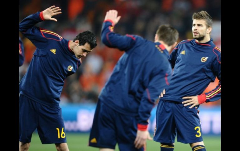 Los jugadores españoles calientan muinutos antes de que comience el partido. AFP  /