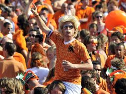 La afición holandesa se pone la camiseta naranja para apoyar a su Selección. REUTERS  /