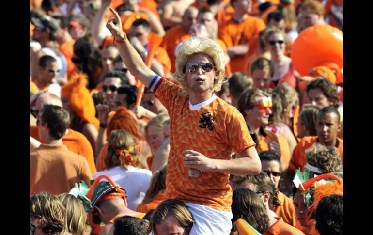 La afición holandesa se pone la camiseta naranja para apoyar a su Selección. REUTERS  /